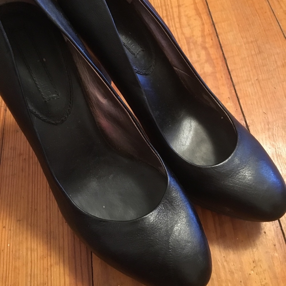 Banana Republic Classic Leather Pumps